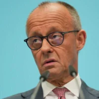 Le chancelier allemand Friedrich Merz s'adressant aux médias lors d'une conférence de presse au siège de l'Union chrétienne-démocrate (CDU) à Berlin, en Allemagne, après les deux élections régionales qui se sont tenues la veille à Berlin et en Mecklembourg-Poméranie occidentale, le 21 septembre 2026. (Crédit : Markus Schreiber/AP Photo)