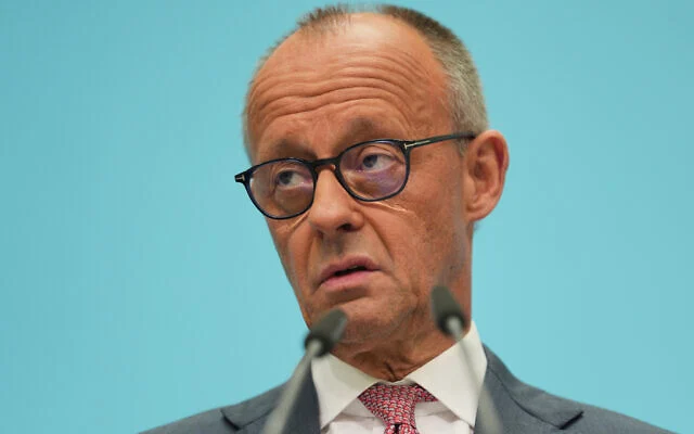 Le chancelier allemand Friedrich Merz s'adressant aux médias lors d'une conférence de presse au siège de l'Union chrétienne-démocrate (CDU) à Berlin, en Allemagne, après les deux élections régionales qui se sont tenues la veille à Berlin et en Mecklembourg-Poméranie occidentale, le 21 septembre 2026. (Crédit : Markus Schreiber/AP Photo)
