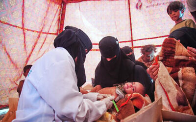 Des Yéménites déplacés recevant des soins médicaux au camp d'Al-Firdaws à Ras Imran, dans la banlieue ouest d'Aden, au Yémen, le 21 septembre 2026. (Crédit : Abdulnasser Alseddik/AP Photo)
