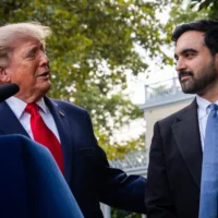 Le maire de New York, Zohran Mamdani (à droite), se tenant à côté du président américain Donald Trump tandis que celui-ci s'exprime lors d'une conférence de presse conjointe à Gracie Mansion, à New York, le 21 septembre 2026. (Crédit : Julia Demaree Nikhinson/AP)