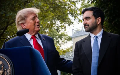 Le maire de New York, Zohran Mamdani (à droite), se tenant à côté du président américain Donald Trump tandis que celui-ci s'exprime lors d'une conférence de presse conjointe à Gracie Mansion, à New York, le 21 septembre 2026. (Crédit : Julia Demaree Nikhinson/AP)
