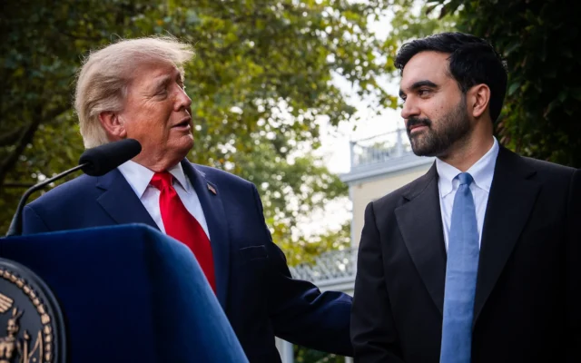 Le maire de New York, Zohran Mamdani (à droite), se tenant à côté du président américain Donald Trump tandis que celui-ci s'exprime lors d'une conférence de presse conjointe à Gracie Mansion, à New York, le 21 septembre 2026. (Crédit : Julia Demaree Nikhinson/AP)