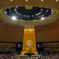 Le secrétaire général des Nations unies, António Guterres, s'exprimant lors de la 81ᵉ session de l'Assemblée générale des Nations unies au siège de l'organisation, le 22 septembre 2026. (Crédit : Seth Wenig/AP)