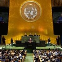 Le président américain Donald Trump prend la parole lors de la 81ᵉ session de l'Assemblée générale des Nations unies, au siège de l'Organisation, le 22 septembre 2026. (Crédit : Seth Wenig/AP)