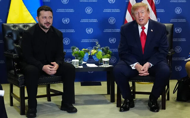 Le président américain Donald Trump rencontrant le président ukrainien Volodymyr Zelensky lors de l’Assemblée générale des Nations unies, au siège de l'ONU, à New York, le 22 septembre 2026. (Crédit : Julia Demaree Nikhinson/AP)