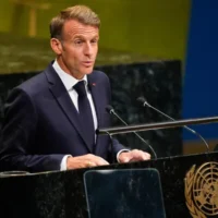 Le président français Emmanuel Macron prenant la parole lors de la 81ᵉ session de l'Assemblée générale des Nations unies, au siège de l'ONU, à New York, le 22 septembre 2026. (Crédit : Yuki Iwamura/AP)