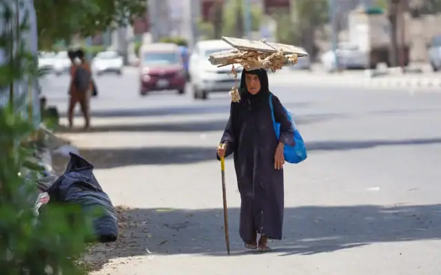 Une Yéménite portant du bois de chauffage sur sa tête à Aden, au Yémen, le 23 septembre 2026. (Crédit : Abdulnasser Alseddik/AP)