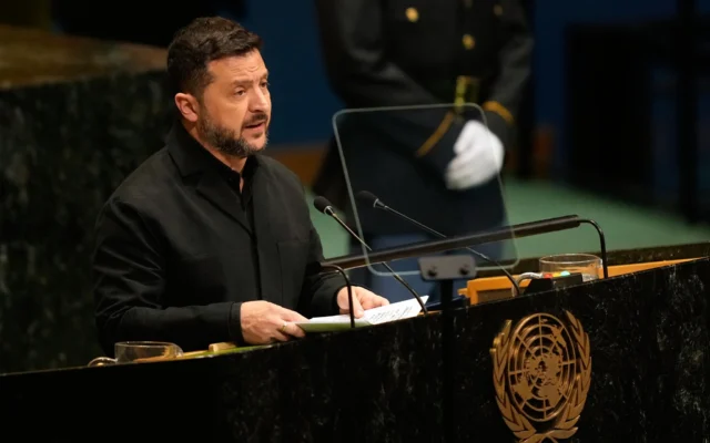 Le président ukrainien Volodymyr Zelensky prend la parole lors de la 81e session de l’Assemblée générale des Nations unies au siège de l’ONU, le 23 septembre 2026. (Crédit: AP/Seth Wenig)