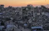 Illustration : Des Gazaouis marchant au milieu de bâtiments endommagés par la guerre à Gaza-City, dans le nord de la bande de Gaza, le 23 septembre 2026. (Crédit : Jehad Alshrafi/AP Photo)