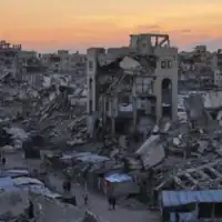 Illustration : Des Gazaouis marchant au milieu de bâtiments endommagés par la guerre à Gaza-City, dans le nord de la bande de Gaza, le 23 septembre 2026. (Crédit : Jehad Alshrafi/AP Photo)