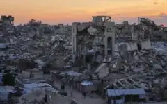 Illustration : Des Gazaouis marchant au milieu de bâtiments endommagés par la guerre à Gaza-City, dans le nord de la bande de Gaza, le 23 septembre 2026. (Crédit : Jehad Alshrafi/AP Photo)