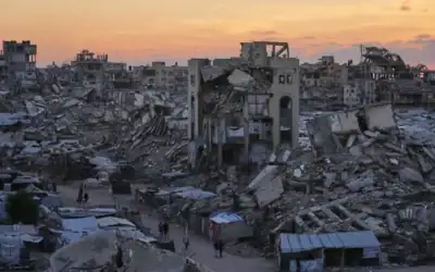 Illustration : Des Gazaouis marchant au milieu de bâtiments endommagés par la guerre à Gaza-City, dans le nord de la bande de Gaza, le 23 septembre 2026. (Crédit : Jehad Alshrafi/AP Photo)