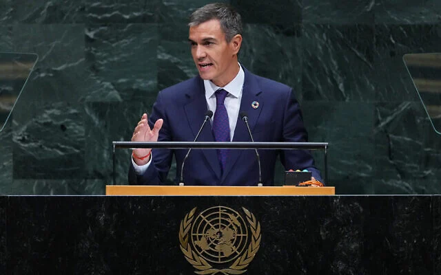 Le président espagnol Pedro Sánchez Pérez-Castejón s'exprimant lors de la 81ᵉ session de l'Assemblée générale des Nations unies, au siège de l'ONU, à New York, le 23 septembre 2026. (Crédit : Frank Franklin II/AP)