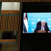 Le président palestinien Mahmoud Abbas s'exprime dans une vidéo préenregistrée lors de la 81e session de l'Assemblée générale des Nations unies, au siège de l'ONU, le 24 septembre 2026. (Crédit : AP Photo/Seth Wenig)
