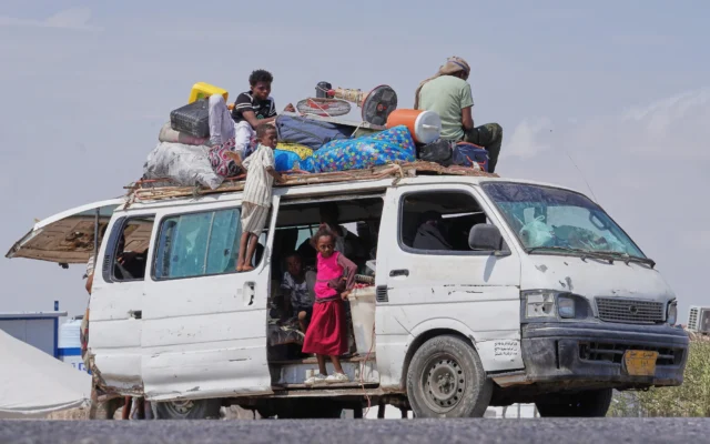 Des membres de la famille Haj Ali Araj, déplacés de Mokha, arrivent au camp d’Al-Firdaws à Ras Imran, dans la banlieue ouest d’Aden, au Yémen, le 24 septembre 2026. (Crédit: AP/Abdulnasser Alseddik)