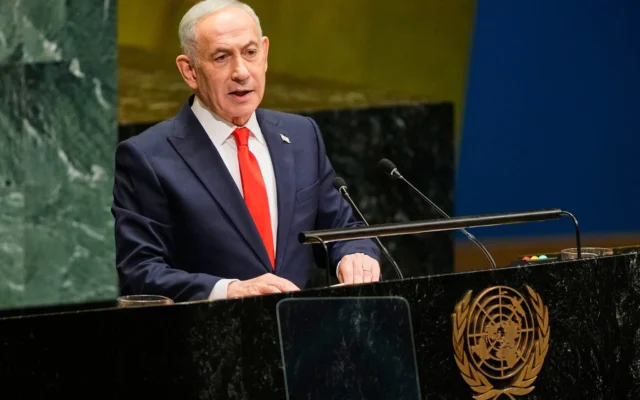Le Premier ministre israélien Benjamin Netanyahu s’exprimant lors de la 81ᵉ session de l’Assemblée générale des Nations unies, au siège de l’ONU, le 24 septembre 2026. (Crédit : AP/Yuki Iwamura)