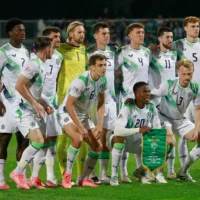 Les joueurs irlandais posent pour une photo d'équipe avant un match de football de la Ligue des Nations de l'UEFA opposant le Kosovo à l'Irlande à Pristina, au Kosovo, le 24 septembre 2026. (Crédit : Visar Kryeziu/AP)