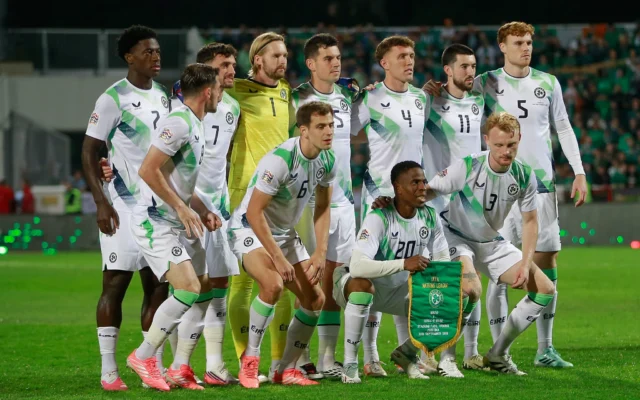 Les joueurs irlandais posent pour une photo d'équipe avant un match de football de la Ligue des Nations de l'UEFA opposant le Kosovo à l'Irlande à Pristina, au Kosovo, le 24 septembre 2026. (Crédit: AP/Visar Kryeziu)