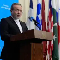 Le ministre iranien des Affaires étrangères, Abbas Araghchi, s'adressant aux médias lors de la 81ᵉ session de l'Assemblée générale des Nations unies, à New York, le 25 septembre 2026. (Crédit : Yuki Iwamura/AP)