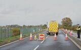 La police surveillant une route menant à la base aérienne de la RAF Fairford, une base aérienne américaine, à la suite d'un incident survenu à Fairford, en Angleterre, le 27 septembre 2026. (Crédit : Alastair Grant/AP Photo)