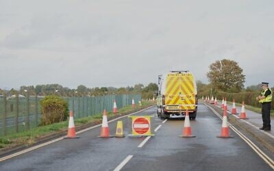 La police surveillant une route menant à la base aérienne de la RAF Fairford, une base aérienne américaine, à la suite d'un incident survenu à Fairford, en Angleterre, le 27 septembre 2026. (Crédit : Alastair Grant/AP Photo)
