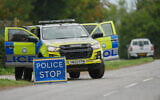 La police surveillant une route menant à la base aérienne de la RAF Fairford, une base aérienne américaine, à la suite d'un incident survenu à Fairford, en Angleterre, le 27 septembre 2026. (Crédit : Alastair Grant/AP Photo)