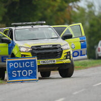 La police surveillant une route menant à la base aérienne de la RAF Fairford, une base aérienne américaine, à la suite d'un incident survenu à Fairford, en Angleterre, le 27 septembre 2026. (Crédit : Alastair Grant/AP Photo)
