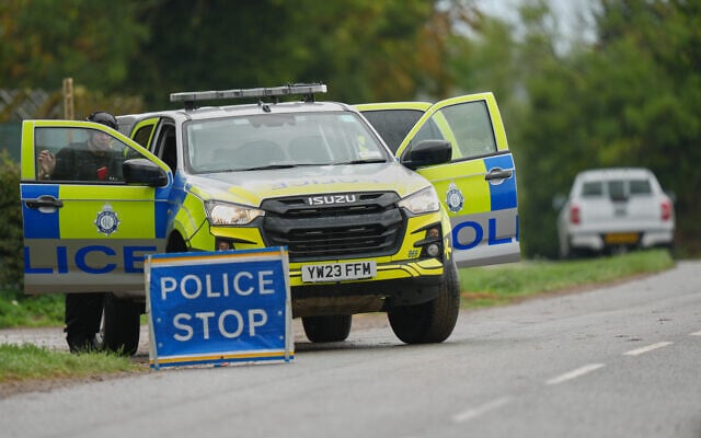 La police surveillant une route menant à la base aérienne de la RAF Fairford, une base aérienne américaine, à la suite d'un incident survenu à Fairford, en Angleterre, le 27 septembre 2026. (Crédit : Alastair Grant/AP Photo)