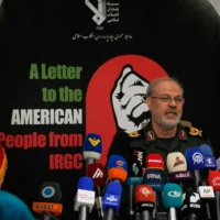 Le porte-parole des Gardiens de la Révolution iraniens, le général Hossein Mohebbi, s’exprime lors d’une conférence de presse à Téhéran, en Iran, le 29 septembre 2026. (Crédit: AP/Vahid Salemi)