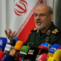 Le porte-parole du Corps des Gardiens de la révolution iranienne, le général Hossein Mohebbi, s'exprime lors d'une conférence de presse à Téhéran, en Iran, le 29 septembre 2026. (AP Photo/Vahid Salemi)