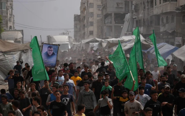 Des Palestiniens transportent les corps sans vie des terroristes du Hamas Mohannad Abu Foul et Izz al-Din al-Bik, lors de leurs funérailles après leur mort dans une frappe aérienne israélienne, à Gaza, le 29 septembre 2026. (Crédit: AP/Jehad Alshrafi) Des Palestiniens transportent les corps sans vie des terroristes du Hamas Mohannad Abu Foul et Izz al-Din al-Bik, lors de leurs funérailles après leur mort dans une frappe aérienne israélienne, à Gaza, le 29 septembre 2026. (Crédit: AP/Jehad Alshrafi)