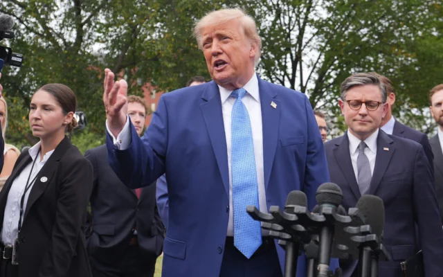 Le président américain Donald Trump s’adresse aux journalistes après avoir rencontré des dirigeants d’entreprises spécialisées dans l’intelligence artificielle, à la Maison Blanche, à Washington, le 29 septembre 2026. (Crédit : Alex Brandon/AP)
