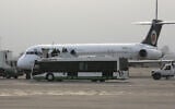 Photo d'ilustration : les passagers d'un vol de la compagnie iranienne Caspian Airlines arrivent à l'aéroport de Bagdad, en Irak, le 27 janvier 2015. (Crédit: AP/Karim Kadim)