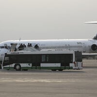 Photo d'ilustration : les passagers d'un vol de la compagnie iranienne Caspian Airlines arrivent à l'aéroport de Bagdad, en Irak, le 27 janvier 2015. (Crédit: AP/Karim Kadim)