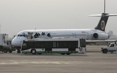 Photo d'ilustration : les passagers d'un vol de la compagnie iranienne Caspian Airlines arrivent à l'aéroport de Bagdad, en Irak, le 27 janvier 2015. (Crédit: AP/Karim Kadim)
