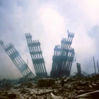 Sur cette photo d’archive datée du 11 septembre 2001, les vestiges du World Trade Center se dressent au milieu des décombres à la suite de l’attaque terroriste contre le bâtiment à New York. (Crédit: AP/Alexandre Fuchs)