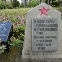Une tombe russe est photographiée dans le cimetière soviétique de Schloss Holte-Stukenbrock, dans l'ouest de l'Allemagne, près du camp de prisonniers de guerre nazi Stalag 326, le 6 mai 2015. (Crédit: AP/Martin Meissner)