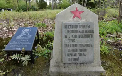 Une tombe russe est photographiée dans le cimetière soviétique de Schloss Holte-Stukenbrock, dans l'ouest de l'Allemagne, près du camp de prisonniers de guerre nazi Stalag 326, le 6 mai 2015. (Crédit : Martin Meissner/AP)