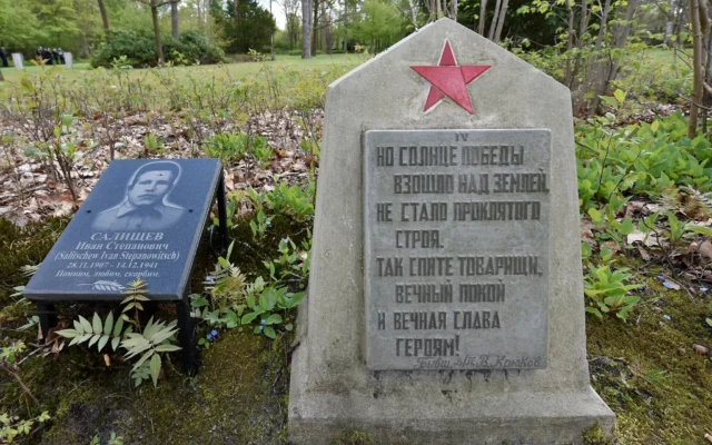 Une tombe russe est photographiée dans le cimetière soviétique de Schloss Holte-Stukenbrock, dans l'ouest de l'Allemagne, près du camp de prisonniers de guerre nazi Stalag 326, le 6 mai 2015. (Crédit : Martin Meissner/AP) Une tombe russe est photographiée dans le cimetière soviétique de Schloss Holte-Stukenbrock, dans l'ouest de l'Allemagne, près du camp de prisonniers de guerre nazi Stalag 326, le 6 mai 2015. (Crédit : Martin Meissner/AP)