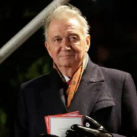 Terje Rod-Larsen, diplomate norvégien qui fut l'un des principaux artisans des Accords Oslo signés il y a 25 ans, lors de la cérémonie annuelle d'illumination du sapin de Noël norvégien, à Trafalgar Square, à Londres, le 6 décembre 2018. (Crédit : Matt Dunham/AP)