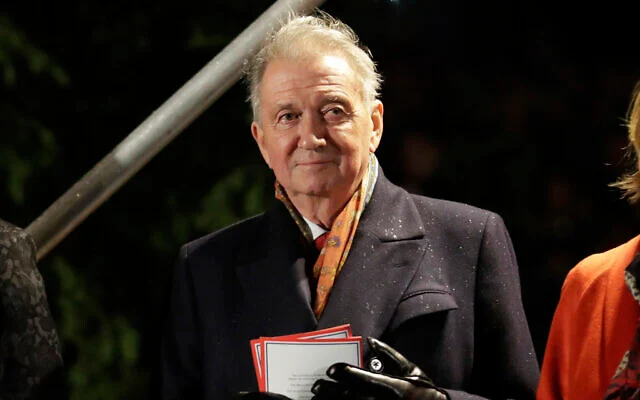 Terje Rod-Larsen, diplomate norvégien qui fut l'un des principaux artisans des Accords Oslo signés il y a 25 ans, lors de la cérémonie annuelle d'illumination du sapin de Noël norvégien, à Trafalgar Square, à Londres, le 6 décembre 2018. (Crédit : Matt Dunham/AP)