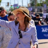 La Dre Amy Acton, candidate démocrate au poste de gouverneur de l'Ohio, salue ses électeurs le long du parcours de la 54e parade annuelle de la CDC, le 7 septembre 2026 à Cleveland, Ohio. (Jeff Swensen/Getty Images via la JTA)
