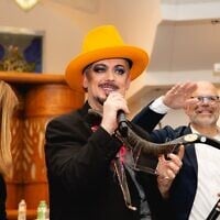La star de la pop britannique Boy George lors d'un événement spécial, tenant un shofar à l'approche du Nouvel An juif au Temple Sholom de Vancouver, en Colombie-Britannique, le 9 septembre 2026. (Crédit : Rhonda Dent Photography via Temple Sholom)