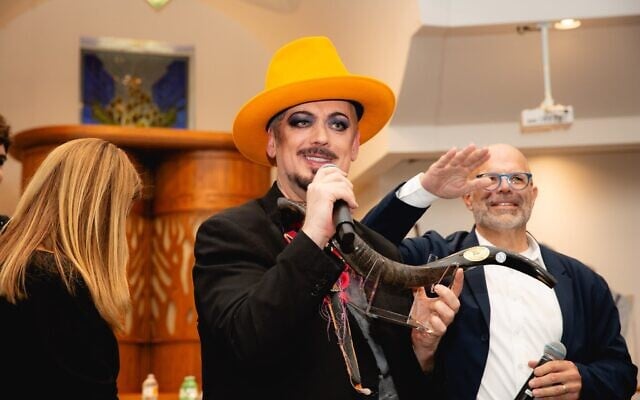 La star de la pop britannique Boy George lors d'un événement spécial, tenant un shofar à l'approche du Nouvel An juif au Temple Sholom de Vancouver, en Colombie-Britannique, le 9 septembre 2026. (Crédit : Rhonda Dent Photography via Temple Sholom)