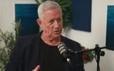 Benny Gantz, chef du parti Bleu et Blanc, lors du podcast "Lazar Focus", le 18 septembre 2026. (Capture d'écran)