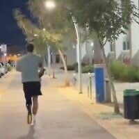 Capture d'écran tirée d'une vidéo mettant en scène l'athlète israélien amputé Shalev Biton, issue d'une campagne publicitaire pour un service de commande de chaussures à l'unité proposé par Adidas, en août 2026. (Crédit : Shalev Biton)