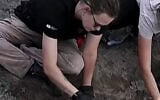 Photo d'illustration : Des archéologues ukrainiens et polonais travaillent côte à côte sur des exhumations des victimes du massacre de Volhynie, en Ukraine, au mois d'août 2026. (Capture d'écran: YouTube)