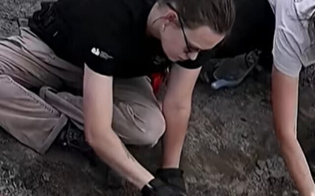 Photo d'illustration : Des archéologues ukrainiens et polonais travaillent côte à côte sur des exhumations des victimes du massacre de Volhynie, en Ukraine, au mois d'août 2026. (Capture d'écran: YouTube)