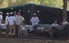 Des jeunes Israéliens, vraisemblablement des résidents d’implantations de Cisjordanie, filmés alors qu’ils tentaient d’installer un campement près de la ville arabe de Majd al-Krum, en Galilée. (Capture d'écran/X)