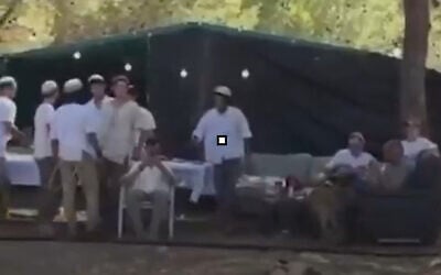 Des jeunes Israéliens, vraisemblablement des résidents d’implantations de Cisjordanie, filmés alors qu’ils tentaient d’installer un campement près de la ville arabe de Majd al-Krum, en Galilée. (Capture d'écran/X)